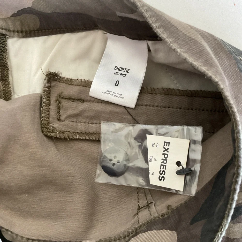 Express Green Camo twill Shorts size 0 NWT